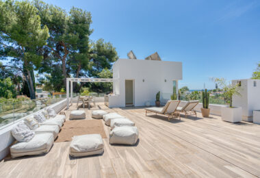 Modern, south facing six bedroom villa with sea views located in Nueva Andalucia, Marbella