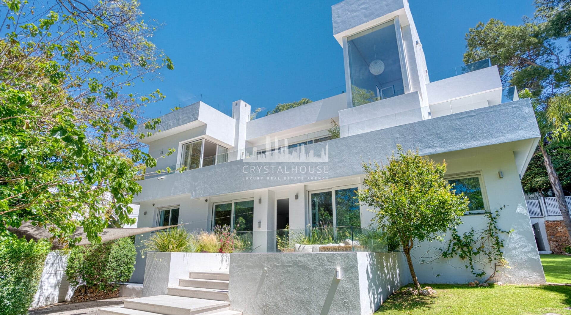 Modern, south facing six bedroom villa with sea views located in Nueva Andalucia, Marbella