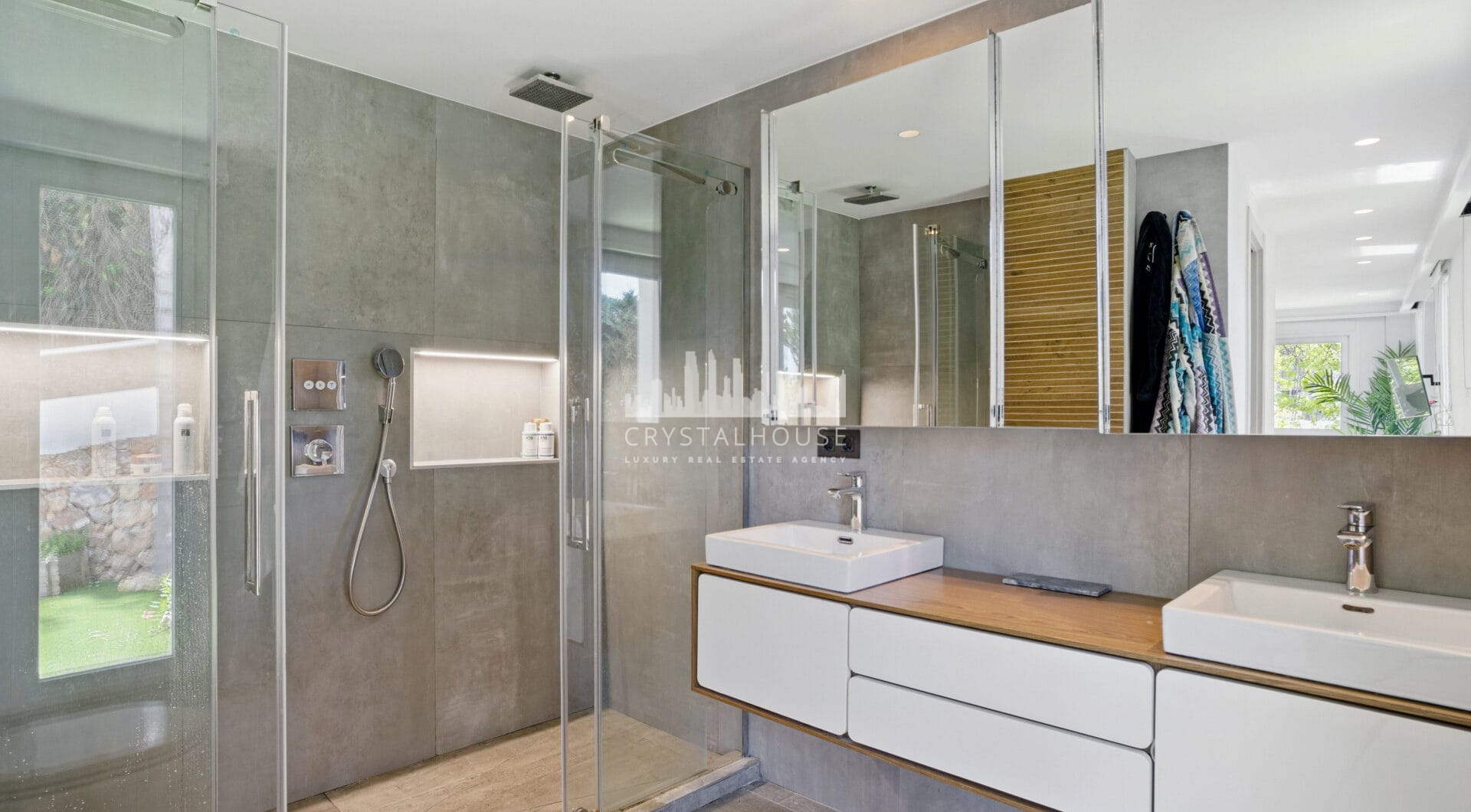 Modern, south facing six bedroom villa with sea views located in Nueva Andalucia, Marbella