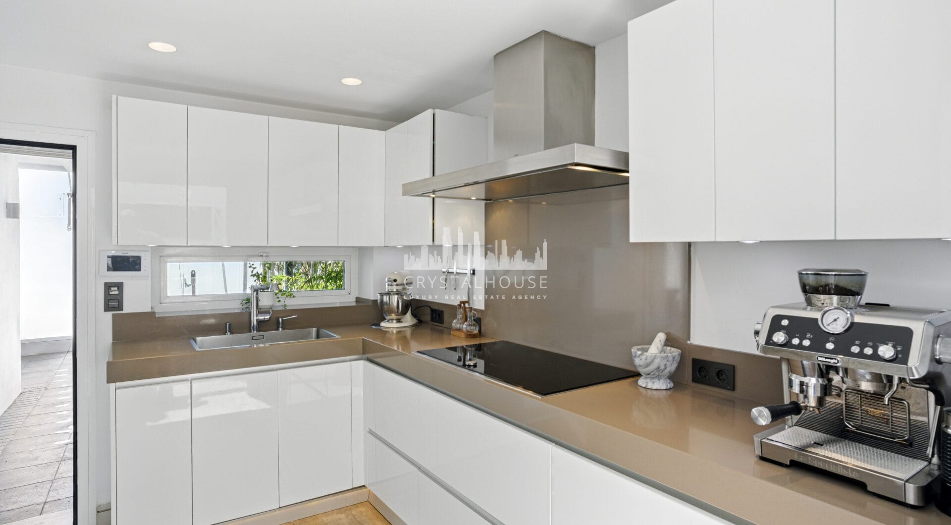 Modern, south facing six bedroom villa with sea views located in Nueva Andalucia, Marbella