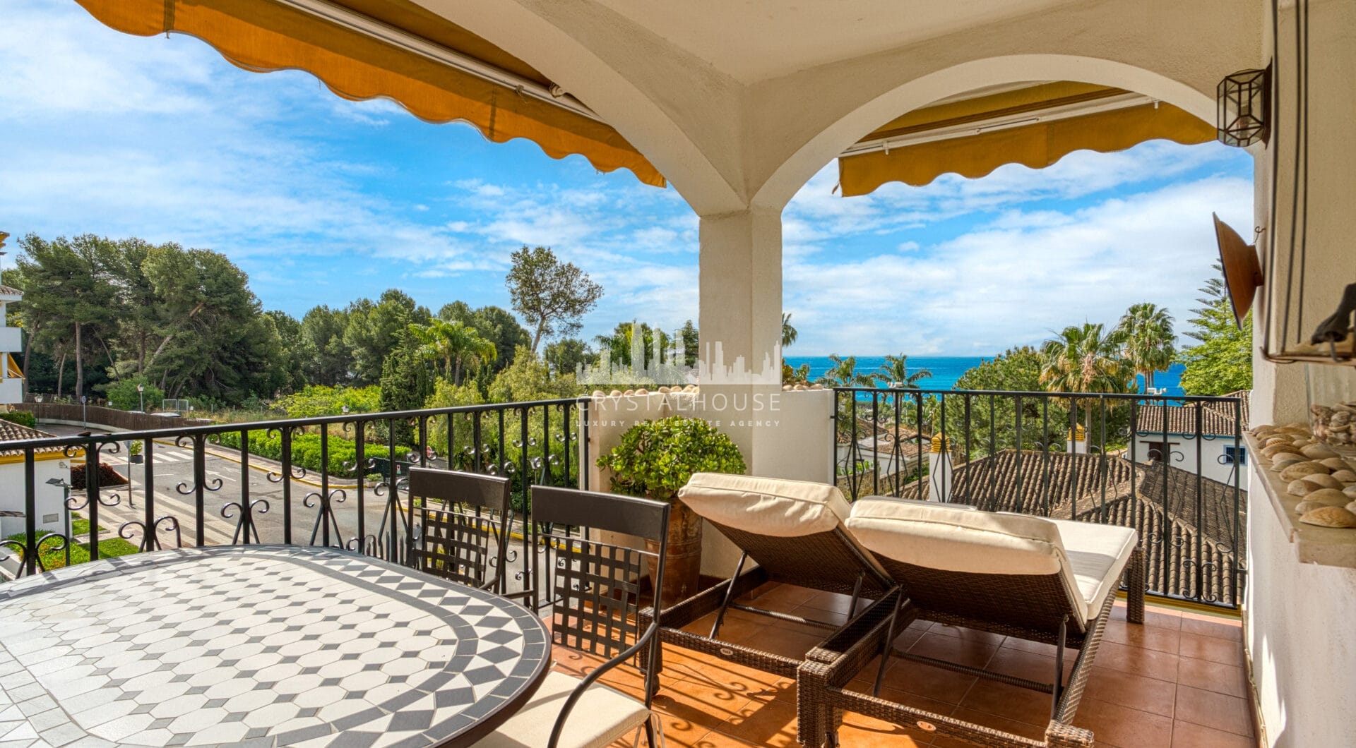 Prime position, three bedroom, south facing corner apartment with sea views, located in the sought-after community of Pinos de Nagüeles, on Marbella´sGolden Mile