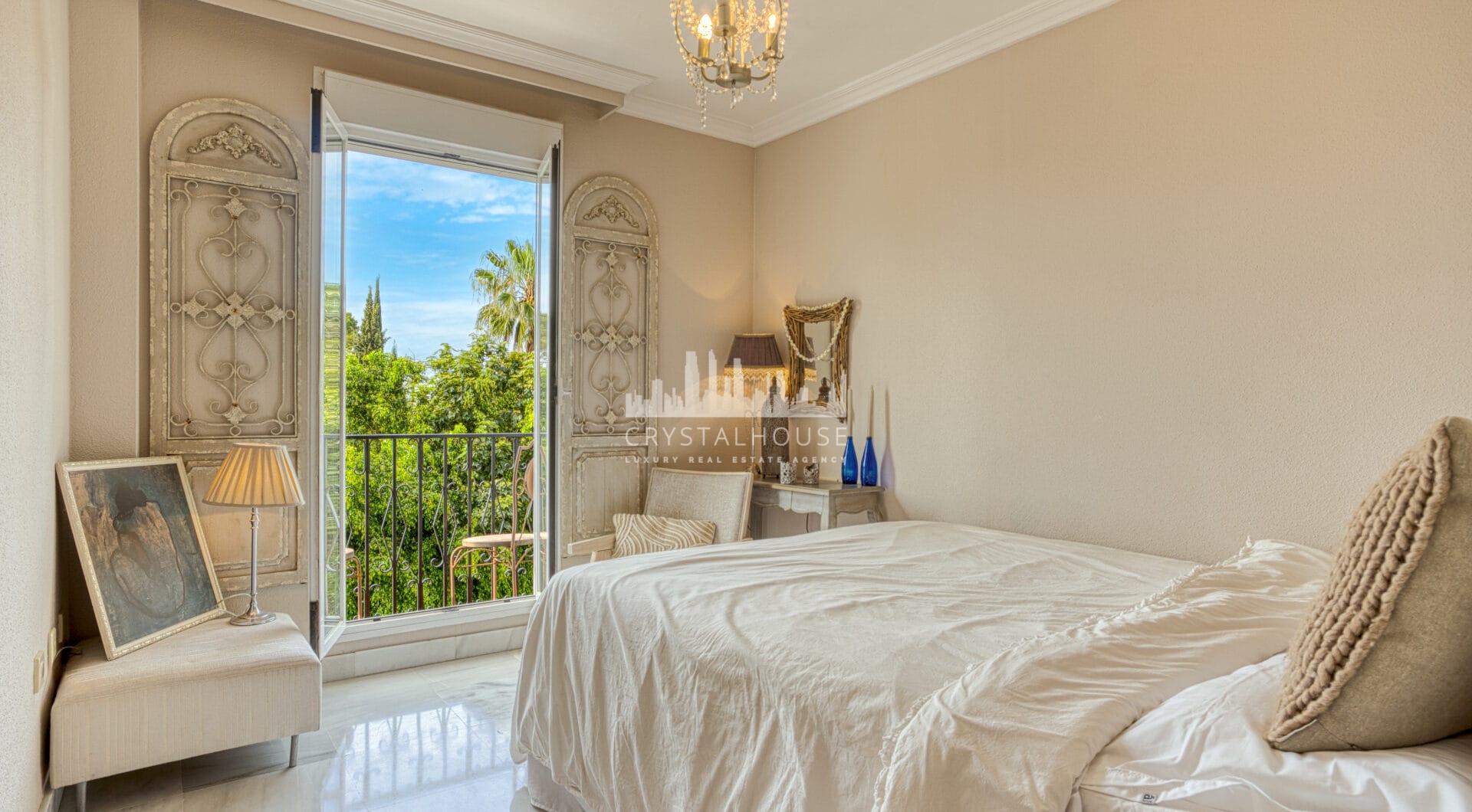 Prime position, three bedroom, south facing corner apartment with sea views, located in the sought-after community of Pinos de Nagüeles, on Marbella´sGolden Mile