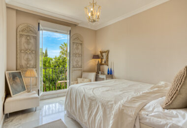 Prime position, three bedroom, south facing corner apartment with sea views, located in the sought-after community of Pinos de Nagüeles, on Marbella´sGolden Mile