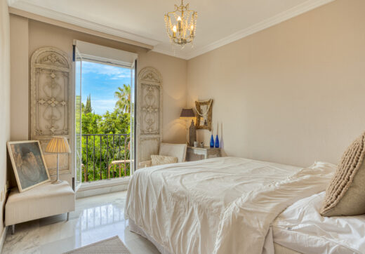 Charming three bedroom apartment located in the sought-after community of Pinos de Nagüeles, in Marbella’s prestigious Golden Mile with sea views