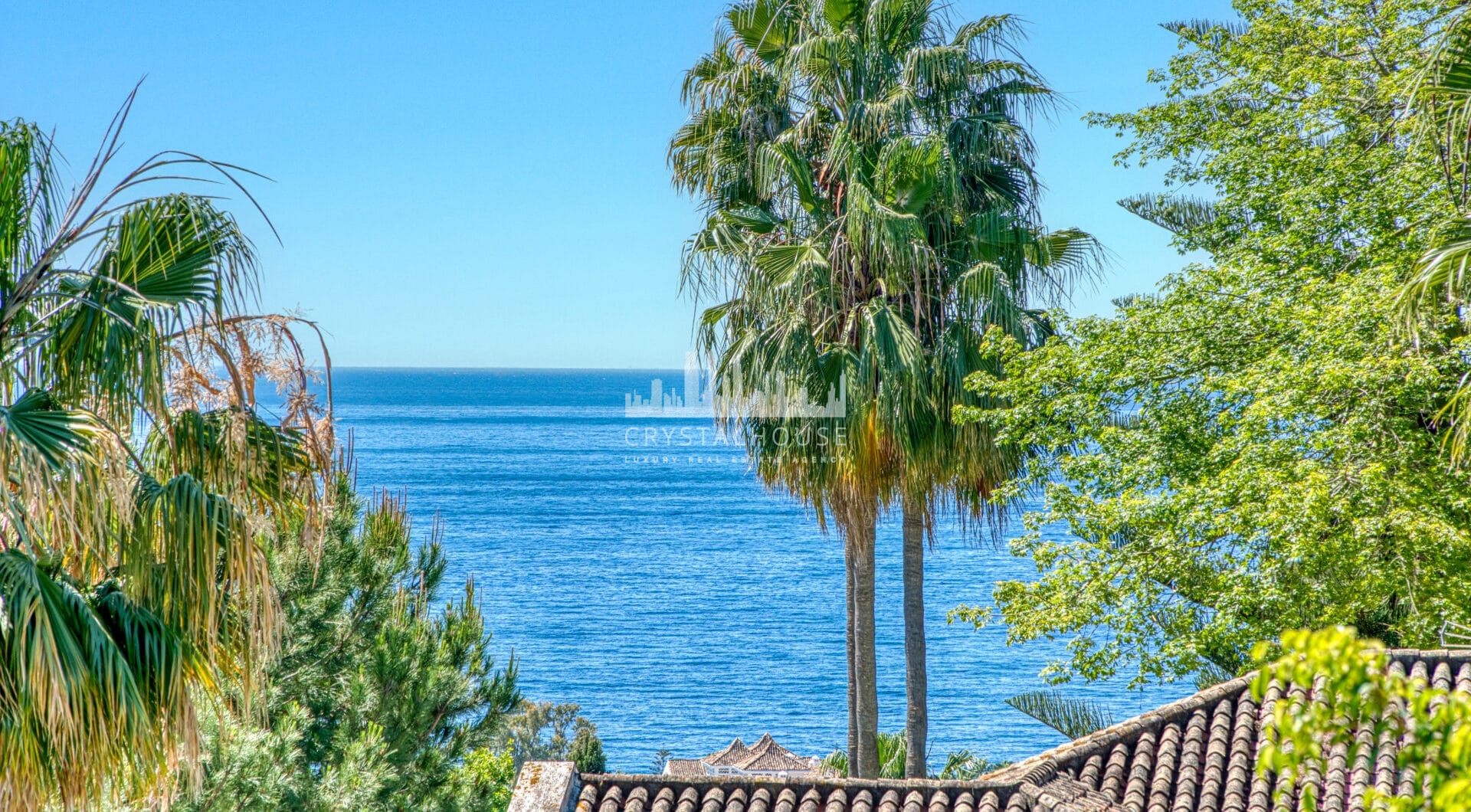 Prime position, three bedroom, south facing corner apartment with sea views, located in the sought-after community of Pinos de Nagüeles, on Marbella´sGolden Mile