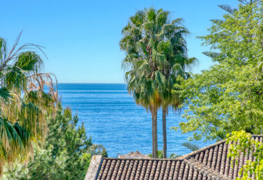 Prime position, three bedroom, south facing corner apartment with sea views, located in the sought-after community of Pinos de Nagüeles, on Marbella´sGolden Mile