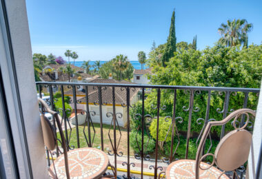 Prime position, three bedroom, south facing corner apartment with sea views, located in the sought-after community of Pinos de Nagüeles, on Marbella´sGolden Mile
