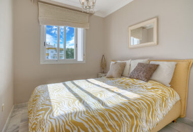 Prime position, three bedroom, south facing corner apartment with sea views, located in the sought-after community of Pinos de Nagüeles, on Marbella´sGolden Mile