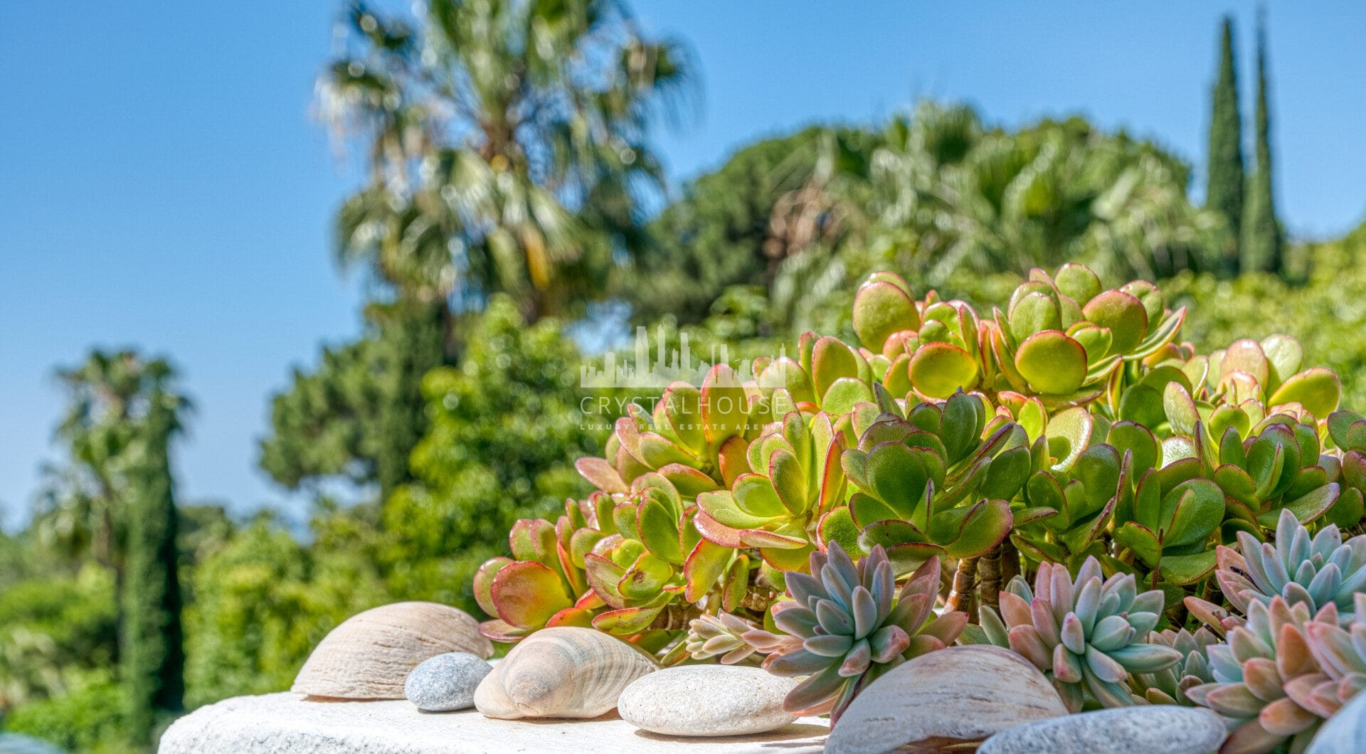 Prime position, three bedroom, south facing corner apartment with sea views, located in the sought-after community of Pinos de Nagüeles, on Marbella´sGolden Mile