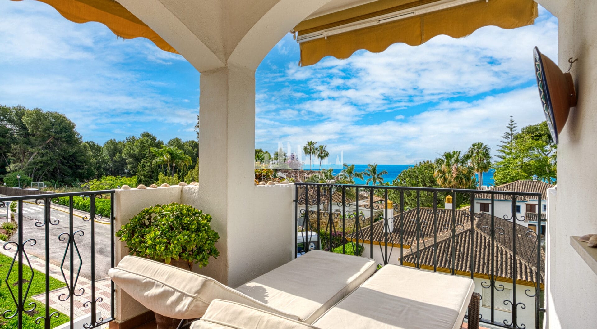 Prime position, three bedroom, south facing corner apartment with sea views, located in the sought-after community of Pinos de Nagüeles, on Marbella´sGolden Mile