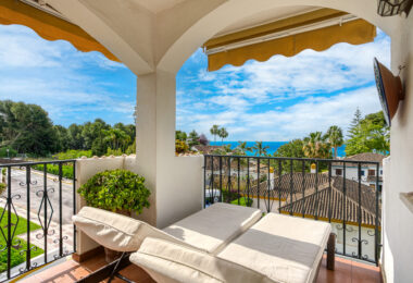 Prime position, three bedroom, south facing corner apartment with sea views, located in the sought-after community of Pinos de Nagüeles, on Marbella´sGolden Mile