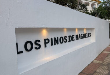 Prime position, three bedroom, south facing corner apartment with sea views, located in the sought-after community of Pinos de Nagüeles, on Marbella´sGolden Mile