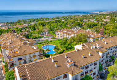 Prime position, three bedroom, south facing corner apartment with sea views, located in the sought-after community of Pinos de Nagüeles, on Marbella´sGolden Mile