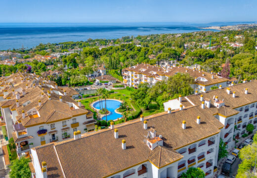 Prime position, three bedroom, south facing corner apartment with sea views, located in the sought-after community of Pinos de Nagüeles, on Marbella´sGolden Mile