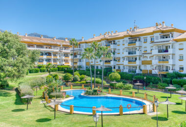 Prime position, three bedroom, south facing corner apartment with sea views, located in the sought-after community of Pinos de Nagüeles, on Marbella´sGolden Mile