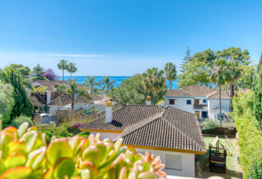 Prime position, three bedroom, south facing corner apartment with sea views, located in the sought-after community of Pinos de Nagüeles, on Marbella´sGolden Mile