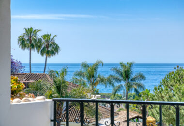 Prime position, three bedroom, south facing corner apartment with sea views, located in the sought-after community of Pinos de Nagüeles, on Marbella´sGolden Mile