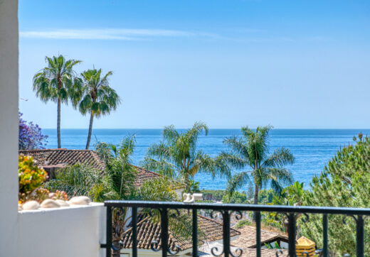 Prime position, three bedroom, south facing corner apartment with sea views, located in the sought-after community of Pinos de Nagüeles, on Marbella´sGolden Mile