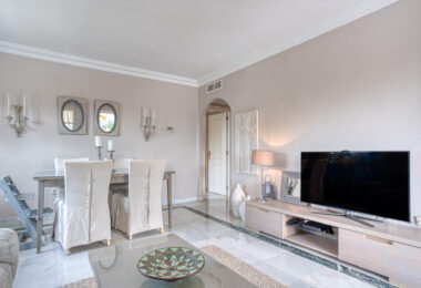 Prime position, three bedroom, south facing corner apartment with sea views, located in the sought-after community of Pinos de Nagüeles, on Marbella´sGolden Mile
