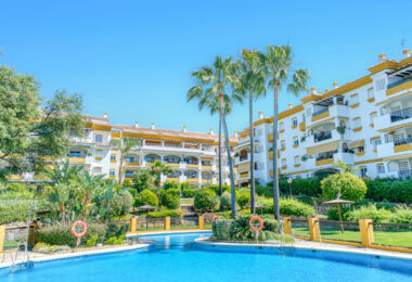 Prime position, three bedroom, south facing corner apartment with sea views, located in the sought-after community of Pinos de Nagüeles, on Marbella´sGolden Mile