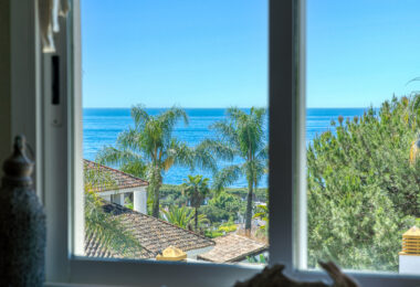 Prime position, three bedroom, south facing corner apartment with sea views, located in the sought-after community of Pinos de Nagüeles, on Marbella´sGolden Mile