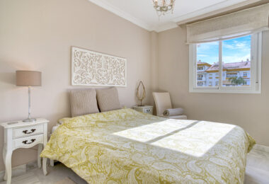 Prime position, three bedroom, south facing corner apartment with sea views, located in the sought-after community of Pinos de Nagüeles, on Marbella´sGolden Mile
