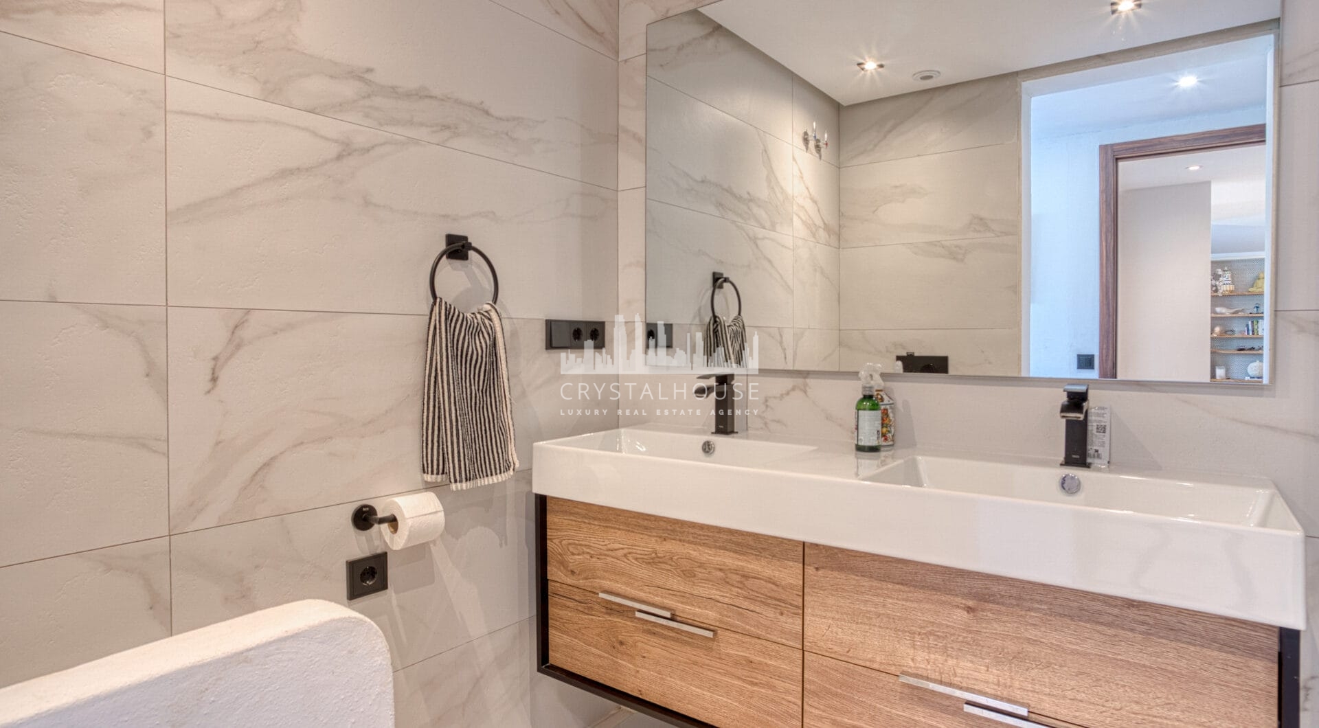 Stylish, three bedroom apartment located in a newly built gated community of San Pedro playa