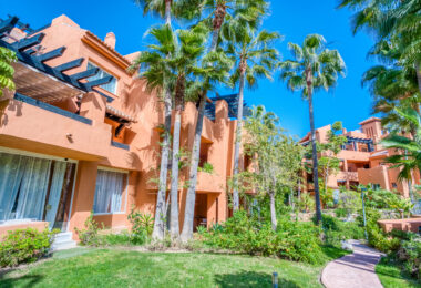 Charming Two Bedroom, Ground Floor Apartment with Direct Pool Access in Alminar del Sur, Nueva Andalucía