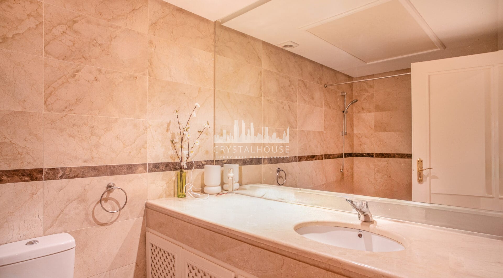 Charming Two Bedroom, Ground Floor Apartment with Direct Pool Access in Alminar del Sur, Nueva Andalucía