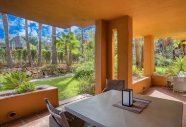 Charming Two Bedroom, Ground Floor Apartment with Direct Pool Access in Alminar del Sur, Nueva Andalucía
