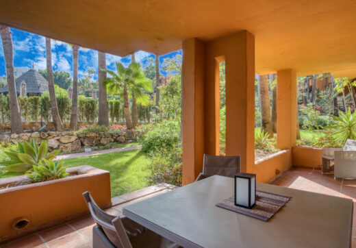Charming Two Bedroom, Ground Floor Apartment with Direct Pool Access in Alminar del Sur, Nueva Andalucía