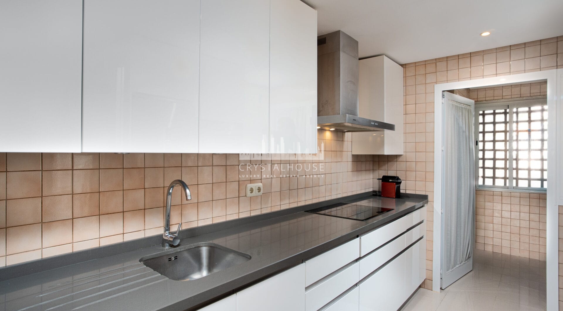 Charming Two Bedroom, Ground Floor Apartment with Direct Pool Access in Alminar del Sur, Nueva Andalucía