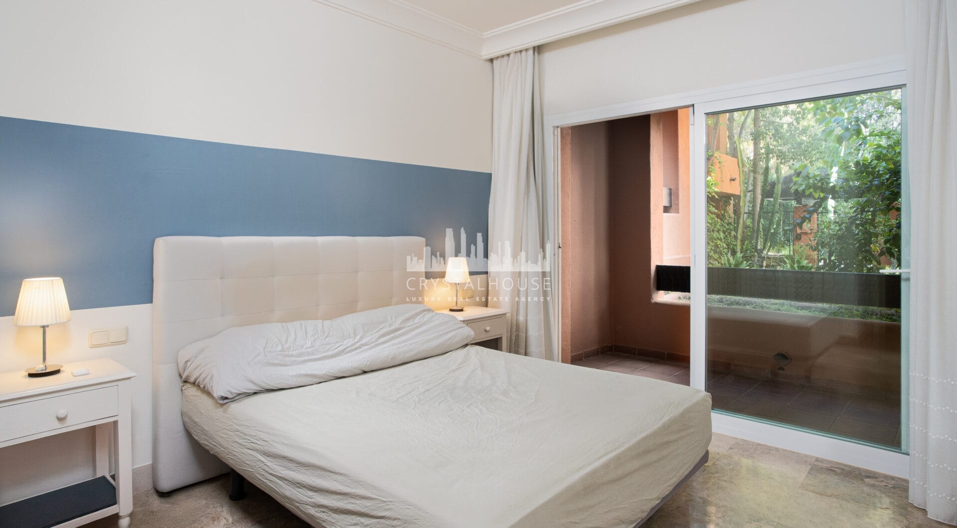 Charming Two Bedroom, Ground Floor Apartment with Direct Pool Access in Alminar del Sur, Nueva Andalucía
