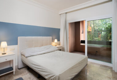 Charming Two Bedroom, Ground Floor Apartment with Direct Pool Access in Alminar del Sur, Nueva Andalucía