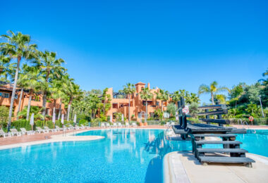 Charming Two Bedroom, Ground Floor Apartment with Direct Pool Access in Alminar del Sur, Nueva Andalucía