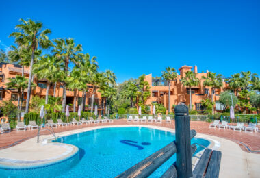 Charming Two Bedroom, Ground Floor Apartment with Direct Pool Access in Alminar del Sur, Nueva Andalucía