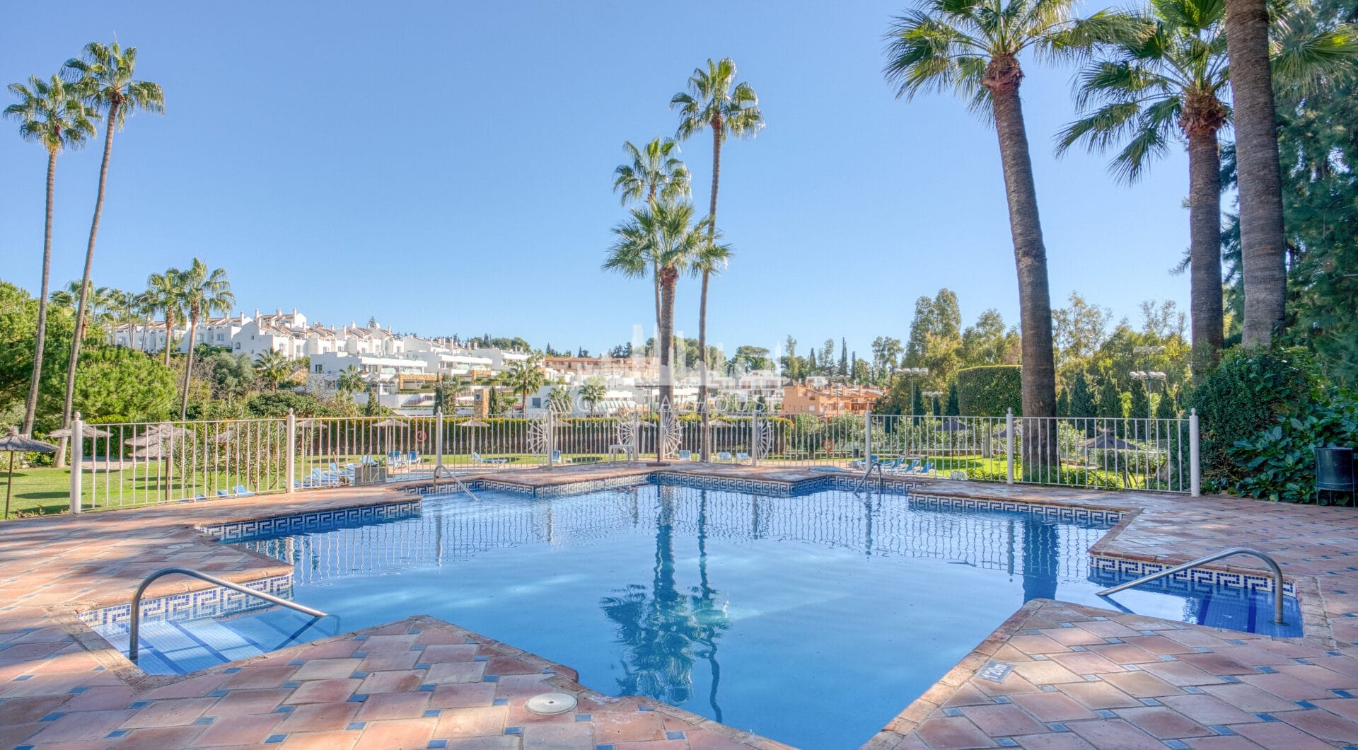 Lovely two bedroom ground floor apartment in the exceptional gated community of Señorio de Marbella, on Marbella´s Golden Mile