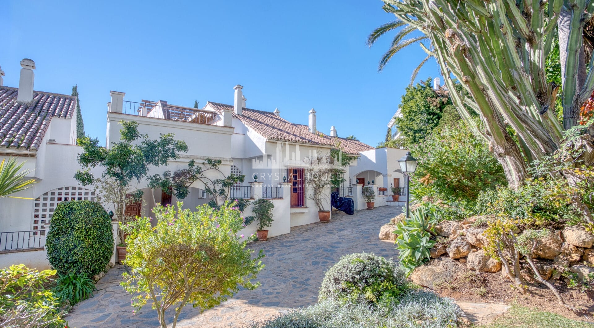 Lovely two bedroom ground floor apartment in the exceptional gated community of Señorio de Marbella, on Marbella´s Golden Mile
