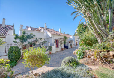 Lovely two bedroom ground floor apartment in the exceptional gated community of Señorio de Marbella, on Marbella´s Golden Mile