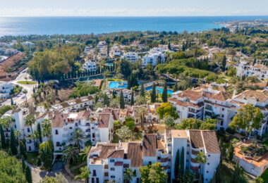 Lovely two bedroom ground floor apartment in the exceptional gated community of Señorio de Marbella, on Marbella´s Golden Mile