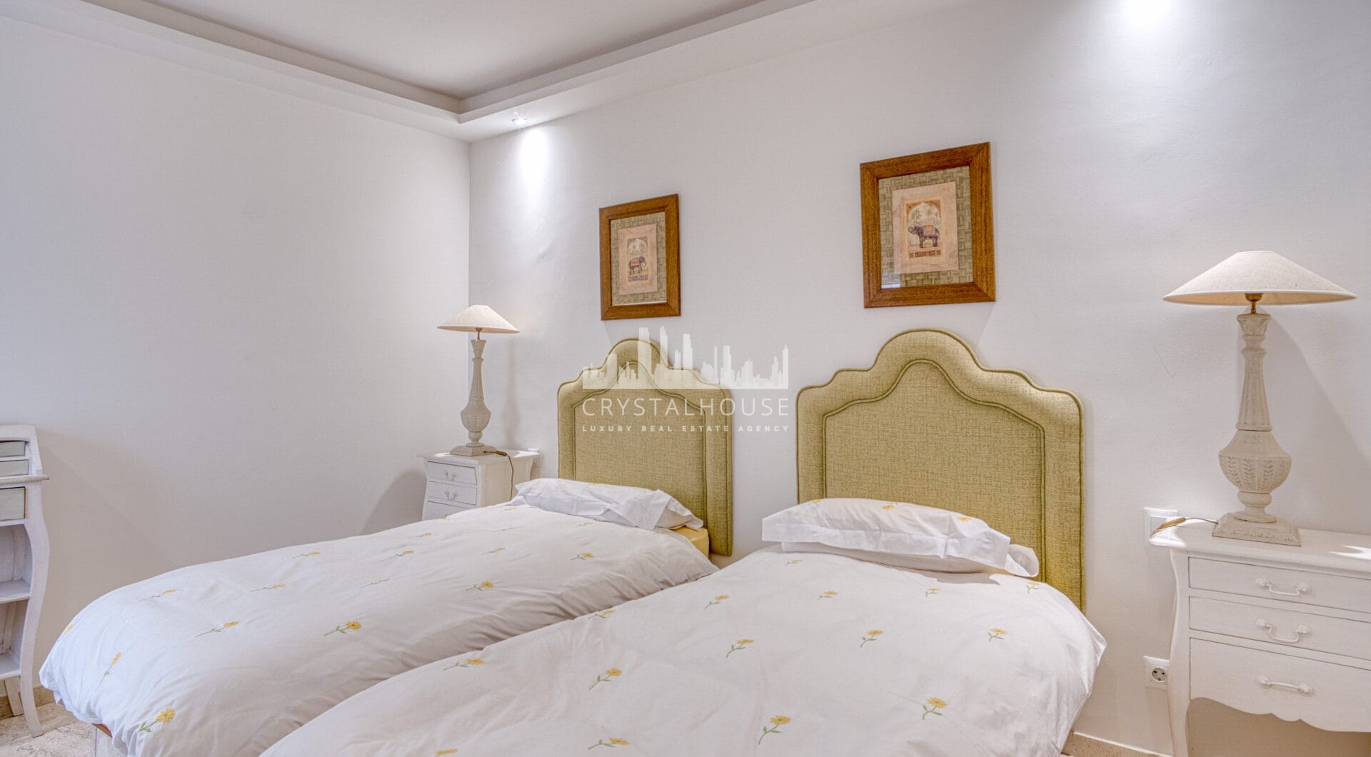 Lovely two bedroom ground floor apartment in the exceptional gated community of Señorio de Marbella, on Marbella´s Golden Mile