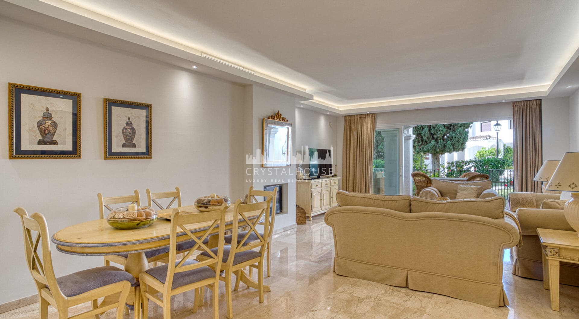 Lovely two bedroom ground floor apartment in the exceptional gated community of Señorio de Marbella, on Marbella´s Golden Mile