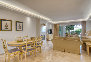 Lovely two bedroom ground floor apartment in the exceptional gated community of Señorio de Marbella, on Marbella´s Golden Mile