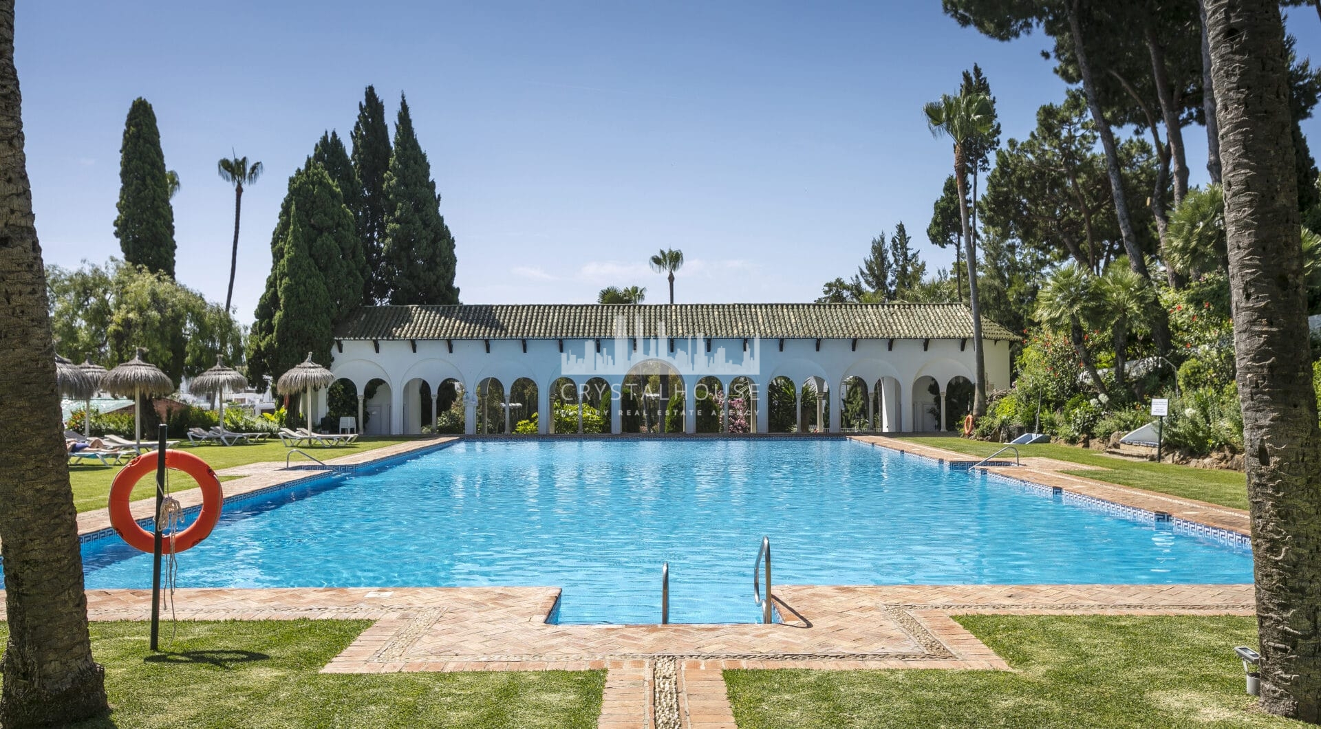 Lovely two bedroom ground floor apartment in the exceptional gated community of Señorio de Marbella, on Marbella´s Golden Mile