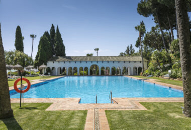 Lovely two bedroom ground floor apartment in the exceptional gated community of Señorio de Marbella, on Marbella´s Golden Mile