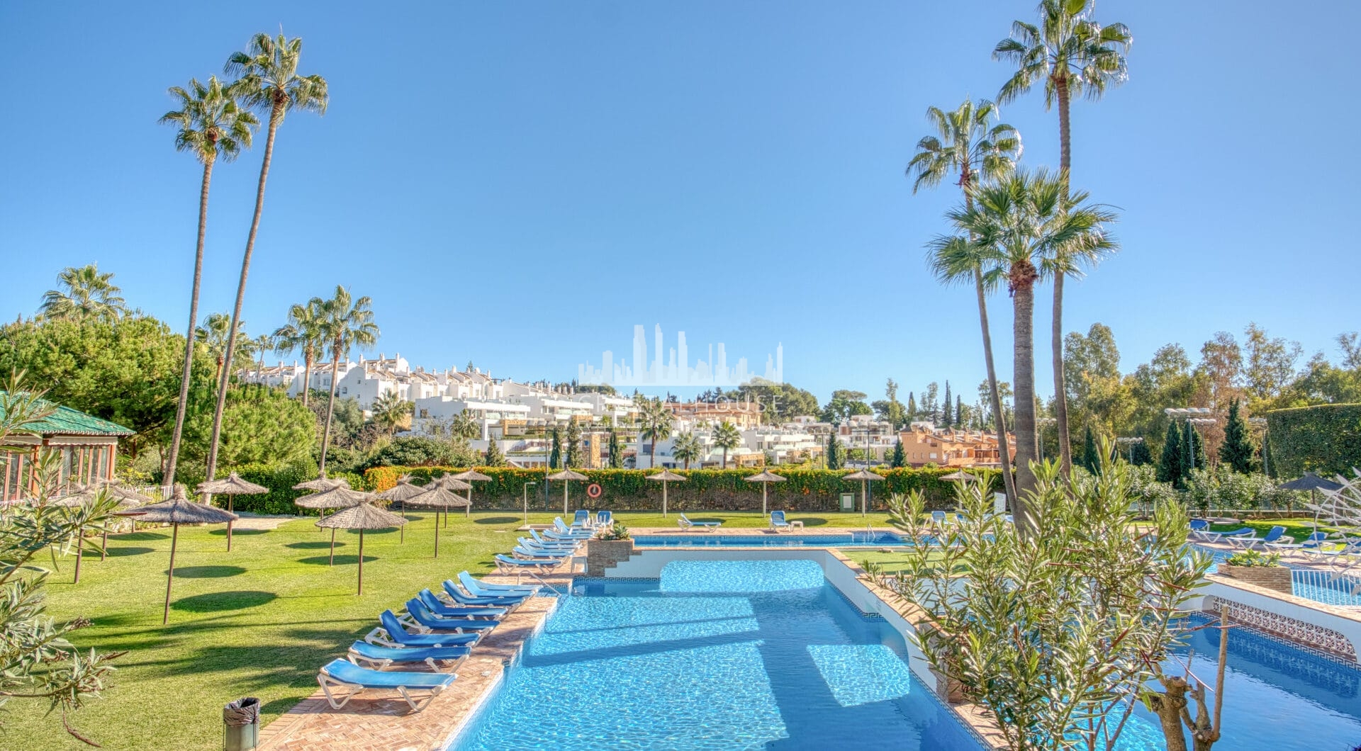 Lovely two bedroom ground floor apartment in the exceptional gated community of Señorio de Marbella, on Marbella´s Golden Mile