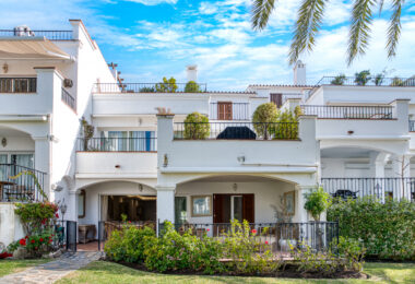 Lovely two bedroom ground floor apartment in the exceptional gated community of Señorio de Marbella, on Marbella´s Golden Mile
