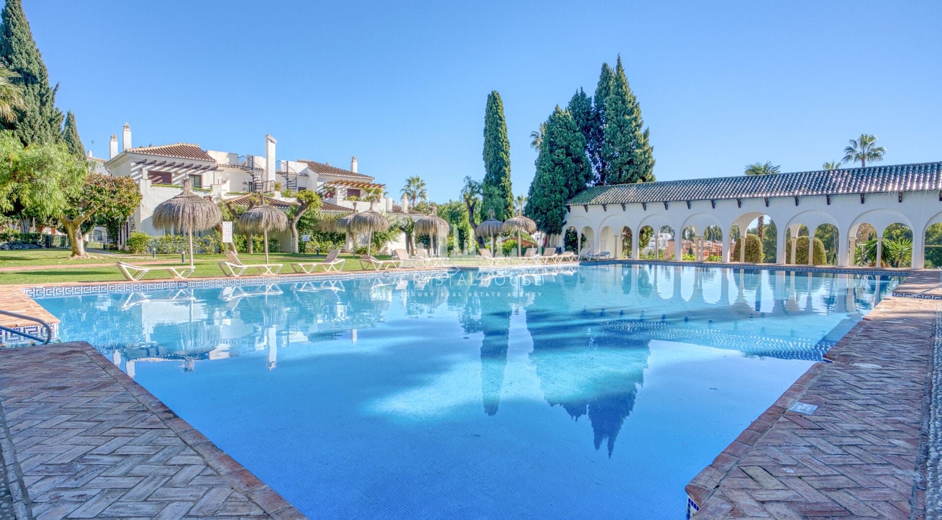 Lovely two bedroom ground floor apartment in the exceptional gated community of Señorio de Marbella, on Marbella´s Golden Mile