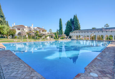 Lovely two bedroom ground floor apartment in the exceptional gated community of Señorio de Marbella, on Marbella´s Golden Mile