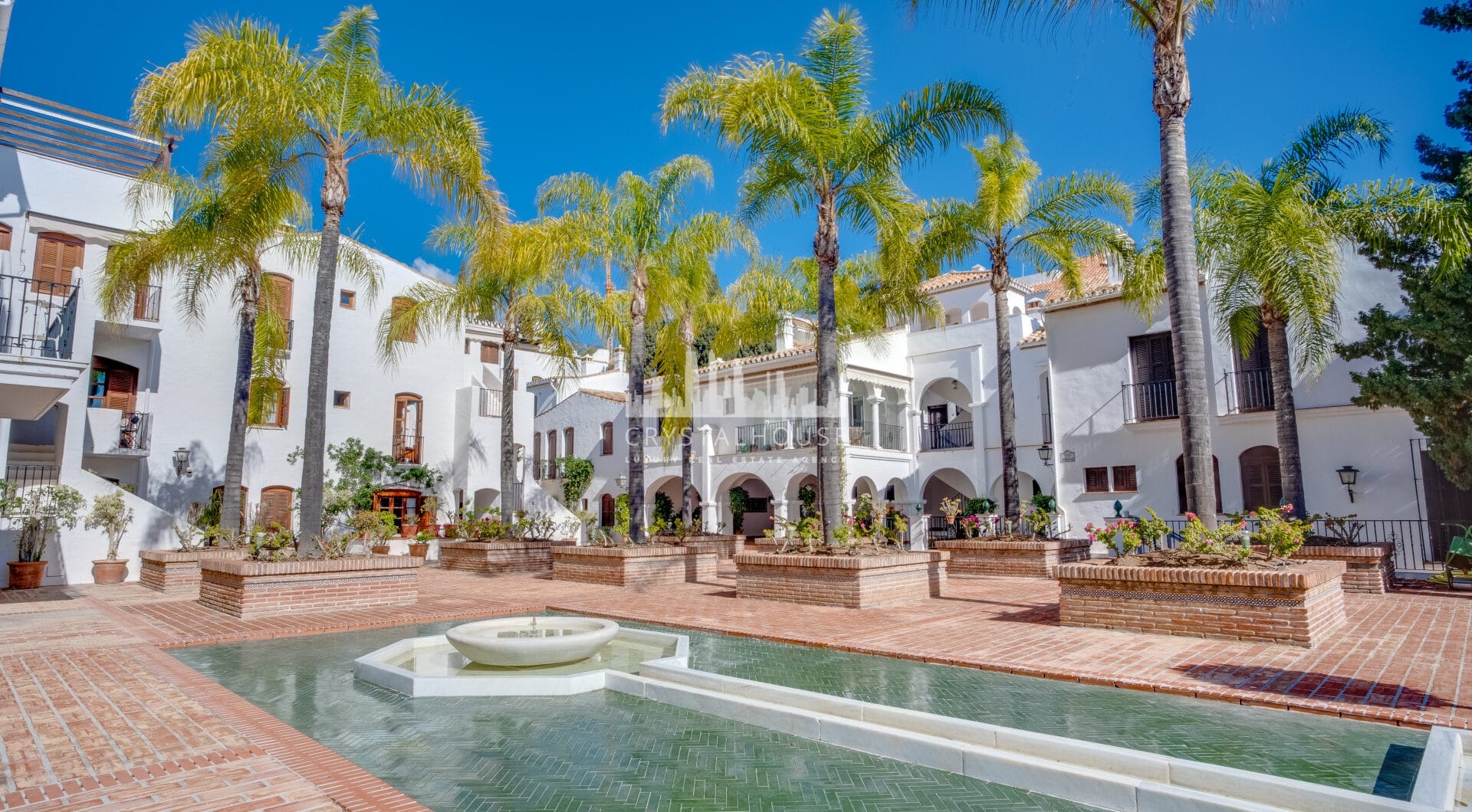 Lovely two bedroom ground floor apartment in the exceptional gated community of Señorio de Marbella, on Marbella´s Golden Mile
